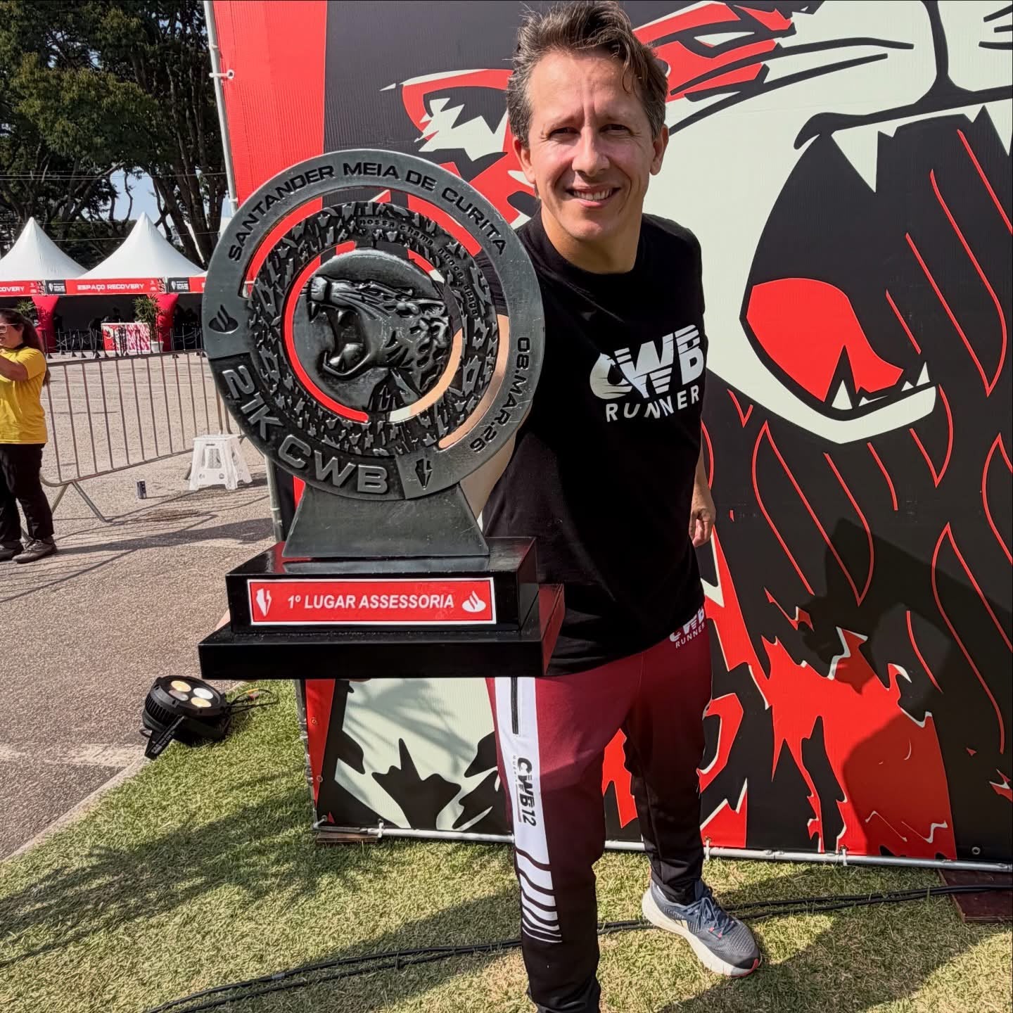 Professor Fábio de Paula com troféu de 1º lugar assessoria